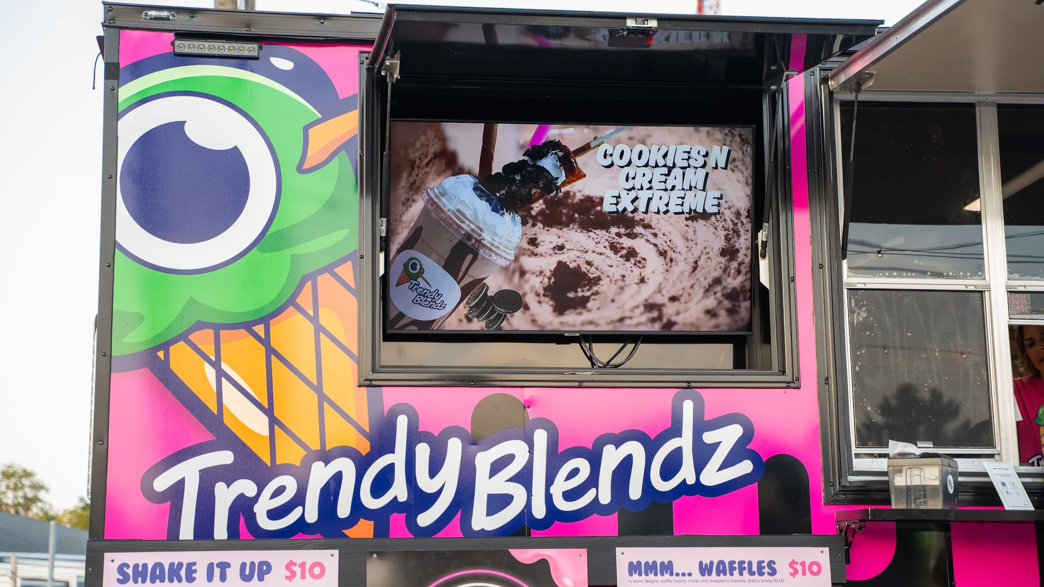 TrendyBlendz truck with customers